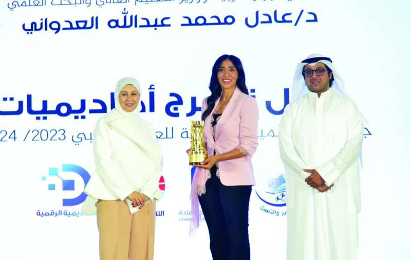 تكريم إحدى الخريجات