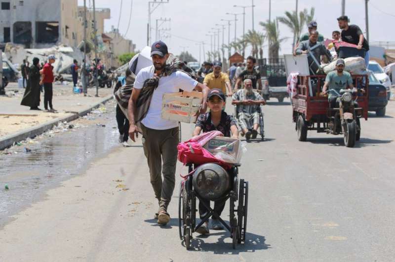 فلسطينيون يفرون من رفح أمس (أ ف ب)