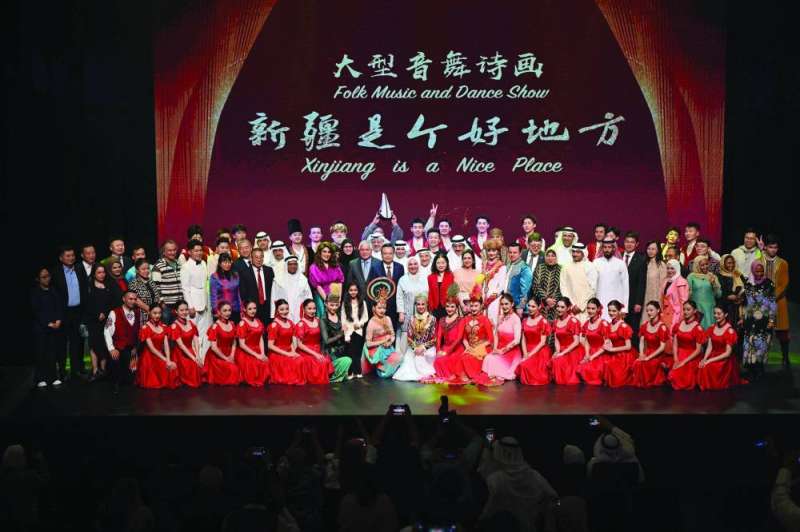 


السفير وعدد من الحضور وفرقة العرض الصيني 	(تصوير أسعد عبدالله) 