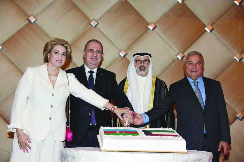 


جراح الجابر مشاركاً السفيرين الأذربيجاني والطاجيكستاني قطع قالب الحلوى 