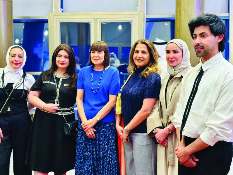 


السفيرة الأميركية تتوسط عدداً من المشاركين في الحفل 