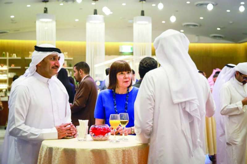 ساساهارا في حديث مع أحد الحضور