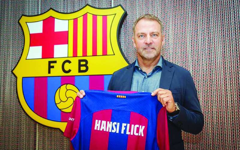 هانز-ديتر فليك حاملاً قميص برشلونة