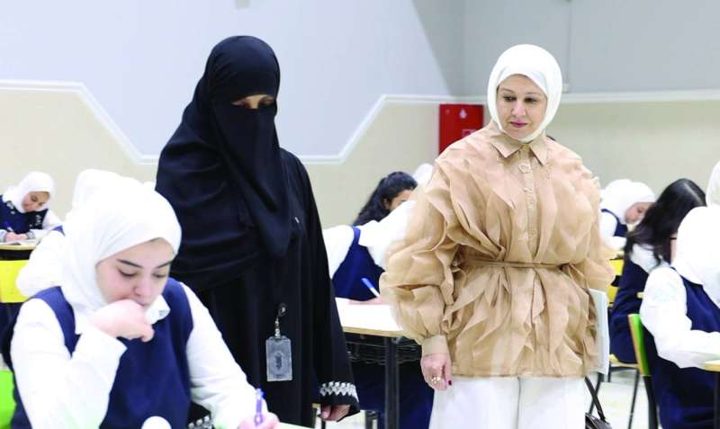 


المطوع تتفقد إحدى لجان الطالبات 