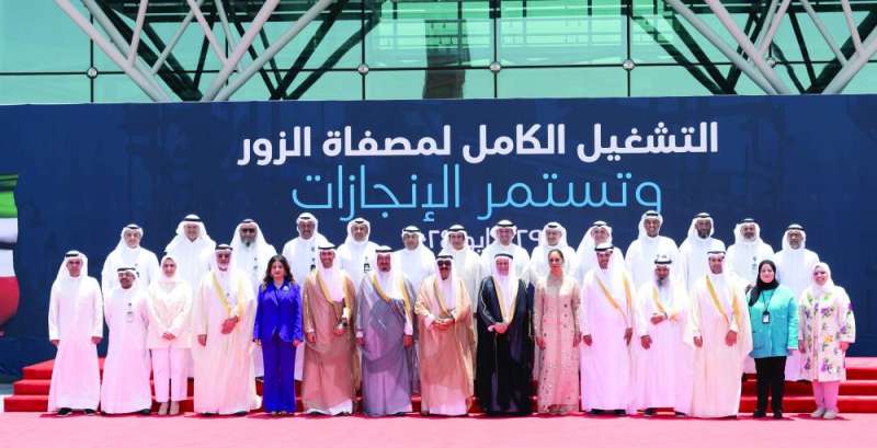 
صاحب السمو وأحمد العبدالله والعتيقي والقيادات والكوادر النفطية في لقطة جماعية 