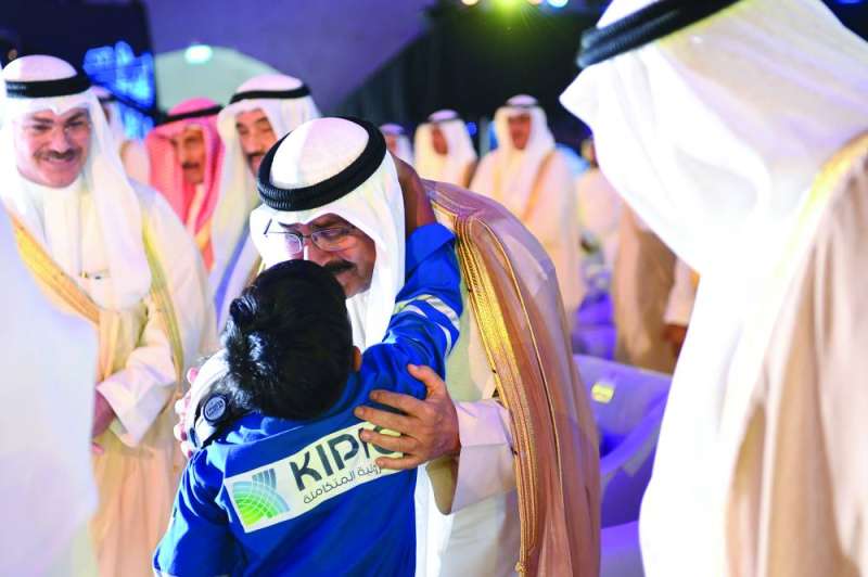 قبلة أبوية سامية لأحد الأطفال 