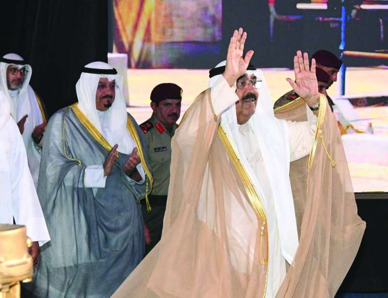 سمو الأمير يحيي الحضور في الاحتفالية 