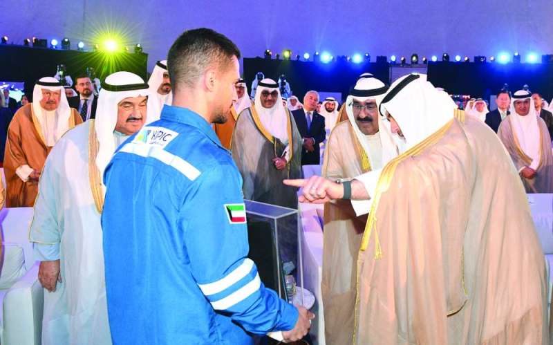 


الأمير يتلقى هدية تذكارية 