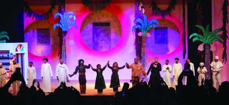 فريق عمل المسرحية يرد التحية للجمهور