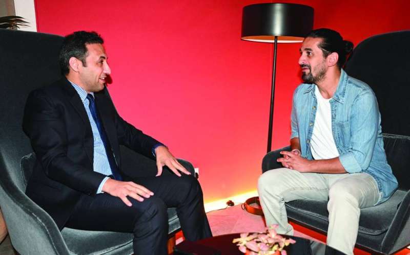 عبدالرزاق شهاب يتحدث للزميل أحمد زكريا 	(تصوير نايف العقلة) 