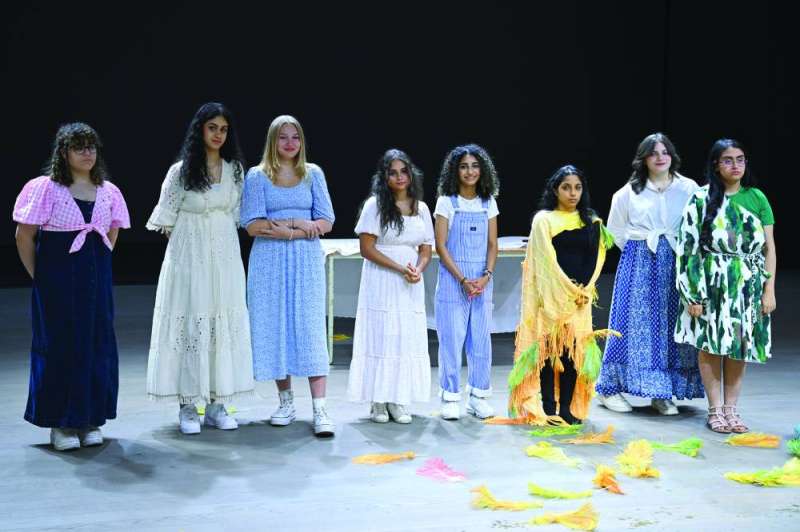 عدد من الطالبات المشاركات في المبادرة 