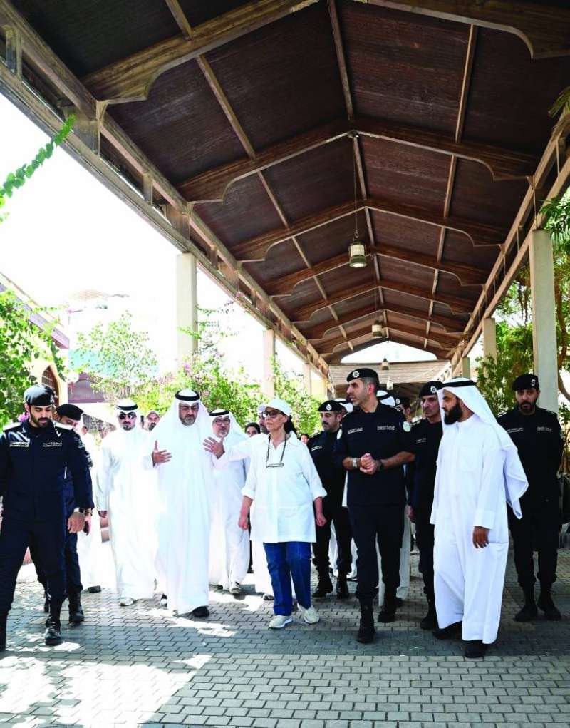 


المحافظ يتباحث وممثلو الجهات الحكومية لحل مشاكل السوق بحضور الشيخة أمثال الأحمد 