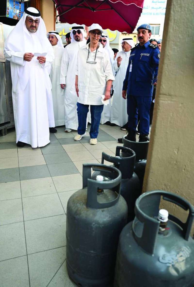 


سلندرات غاز وجّه المحافظ رجال الإطفاء بإزالتها 