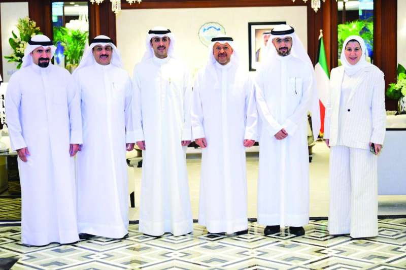 


محافظ الفروانية وأعضاء «البلدي» 