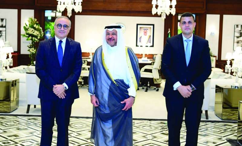 مُحافظ الفروانية مُتوسّطاً بودالي وبوناصري 