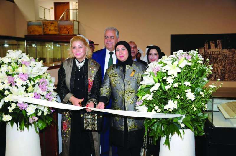 


سهام العازمي وسميرة المليزي وابن عيسى... خلال الافتتاح 