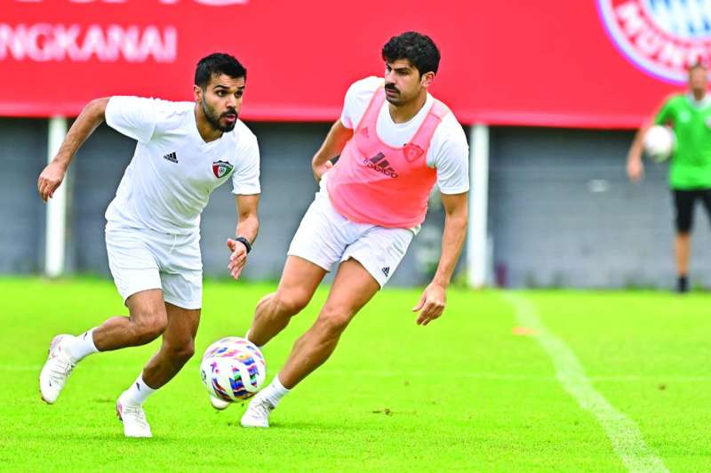 خالد إبراهيم وفيصل زايد خلال تدريبات «الأزرق» في بانكوك