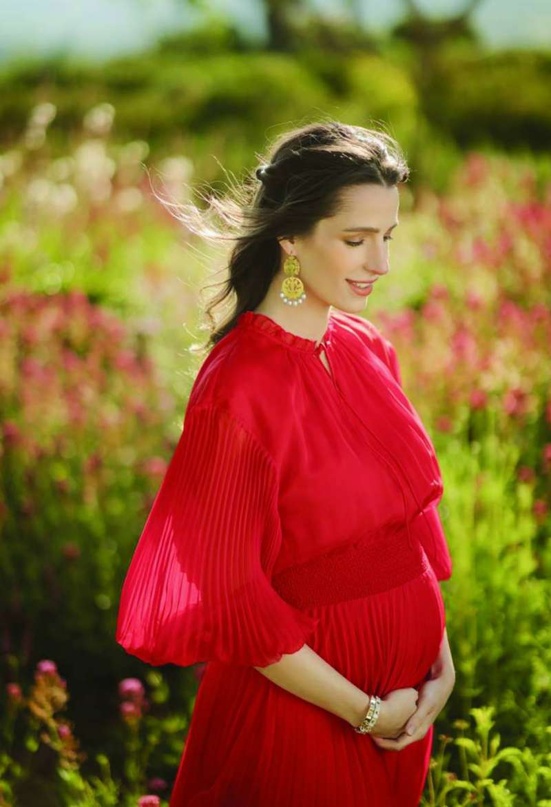 


إحدى الصور الرسمية الأولى للأميرة رجوة الحسين بالحمل 