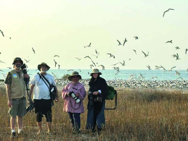 


فريق الرصد وسط طيور «كُبّر» 