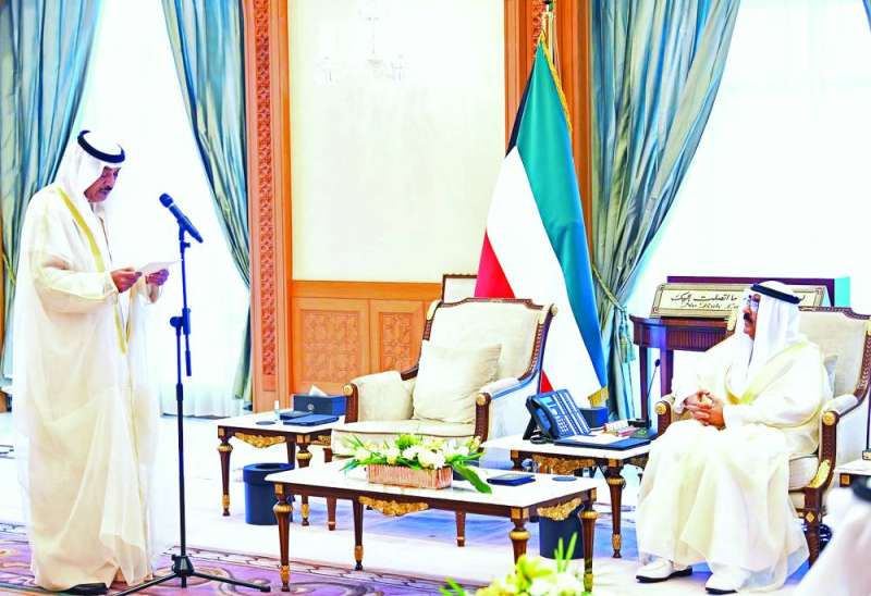 


ولي العهد مؤدياً اليمين الدستورية أمام سمو الأمير 