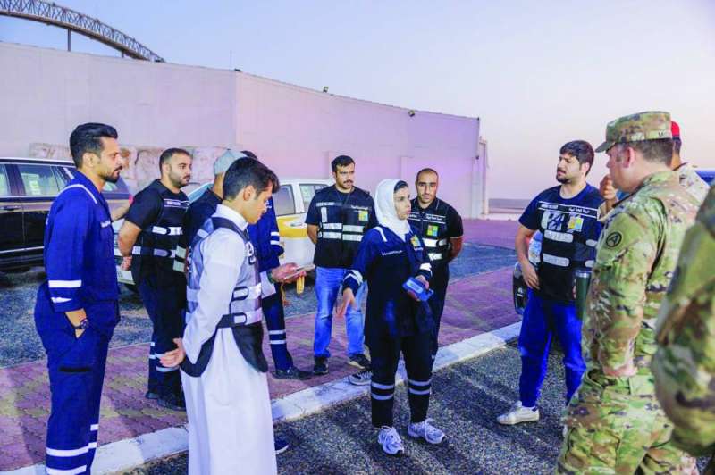 ندى الدرباشي وفريق طوارئ البيئة ورجال الدفاع	 (تصوير نايف العقلة) 