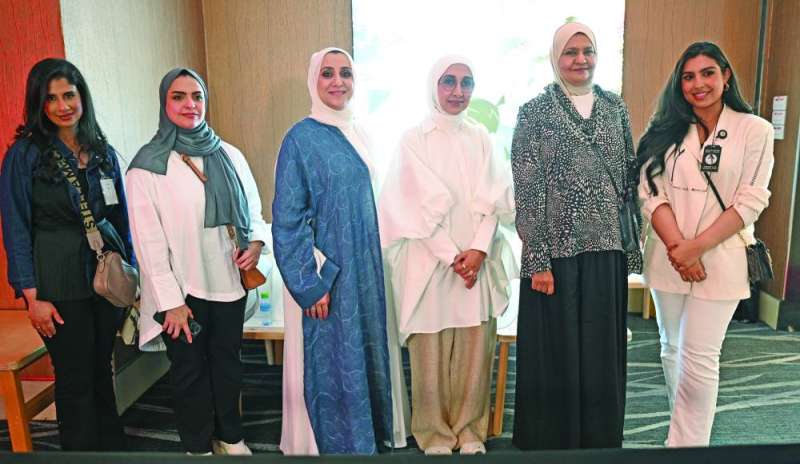 


تماضر العمر إلى جانب موظفات شؤون القصّر	 (تصوير نايف العقلة) 