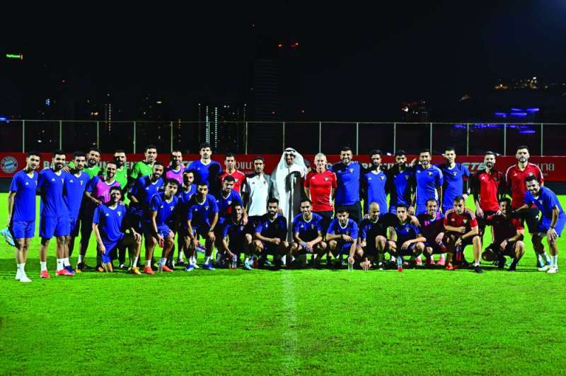 السفير الفيلكاوي يتوسط وفد منتخب الكويت 