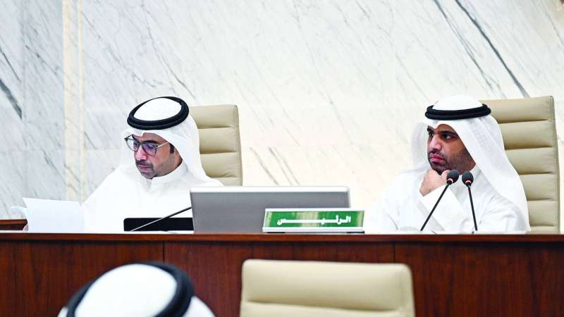 المحري مترئساً الجلسة وإلى جواره مدير البلدية سعود الدبوس 