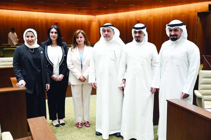 الأعضاء قبل بداية الجلسة 