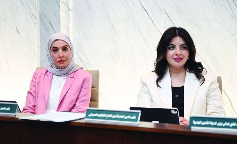 منال العصفور وميساء بوشهري في الجلسة 	 (تصوير نايف العقلة) 