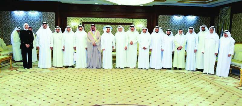 المحافظ مع عدد من أهالي مناطق الفروانية