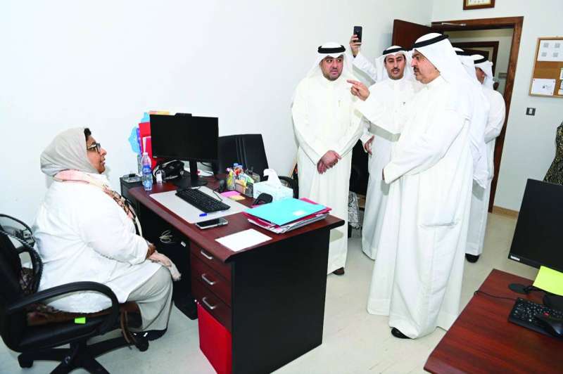 مُحافظ حولي خلال الجولة