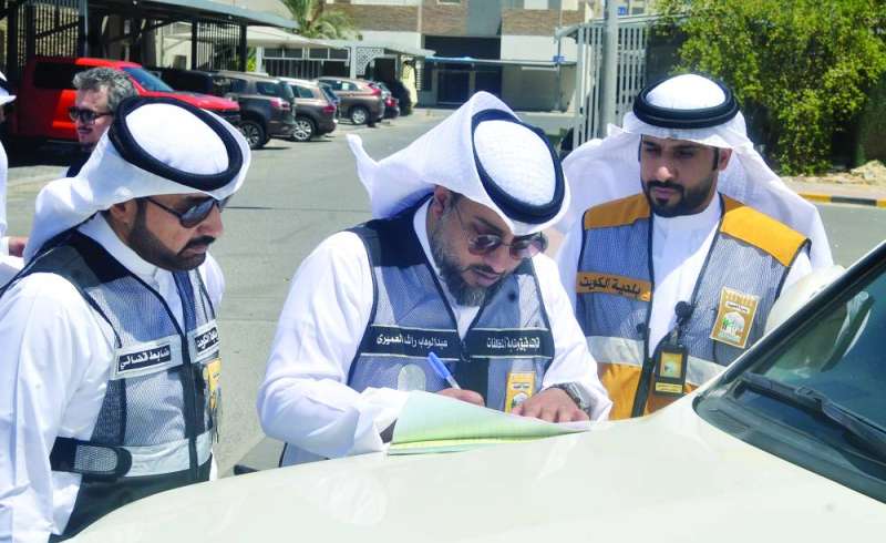 جانب من تسجيل المخالفات    	(تصوير سعود سالم) 