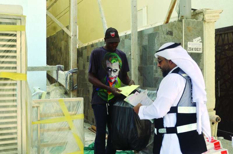 توجيه إنذار لأحد العمال