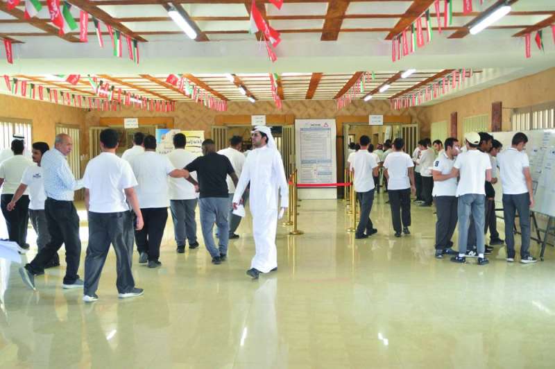 


الطلبة عاشوا يوماً قاسياً من الانتظار أمس 	(تصوير سعود سالم) 