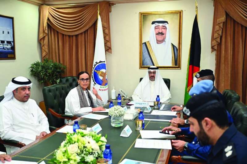 


محافظ العاصمة والشيخة أمثال الأحمد خلال الاجتماع 	(تصوير أسعد عبدالله) 