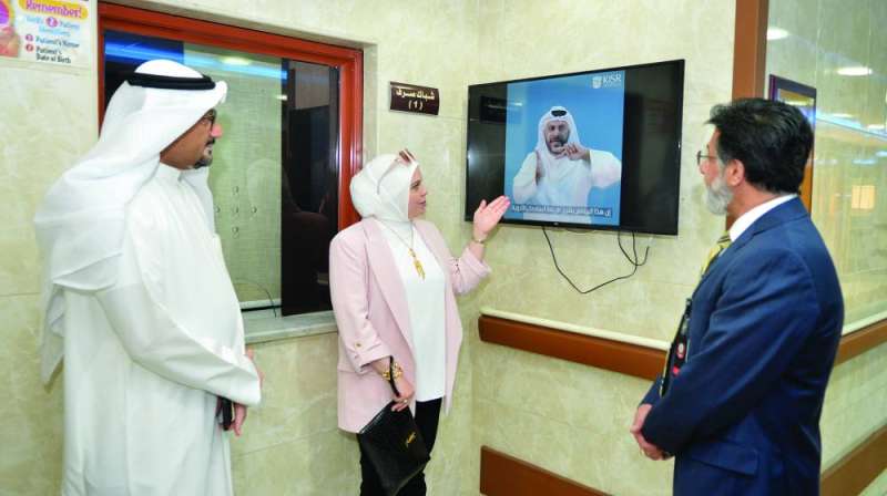 


آن هاشم تشرح طريقة عمل الشاشة بحضور علي خاجه والزميل ناصر الفرحان 	(تصوير سعود سالم) 