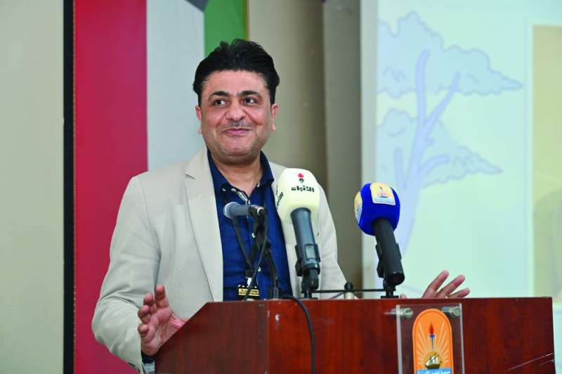 طارق البناي ملقياً كلمته