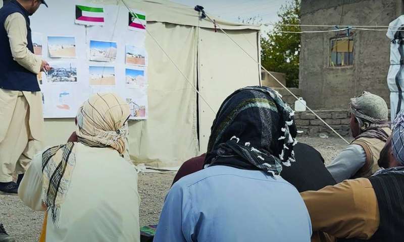 مشاركة كويتية في إغاثة متضررين في إحدى الدول (أرشيف)