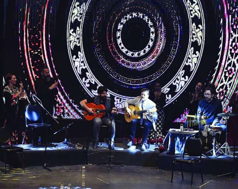 


حسن جمعة مشاركاً العزف مع غابرييل بيريث 