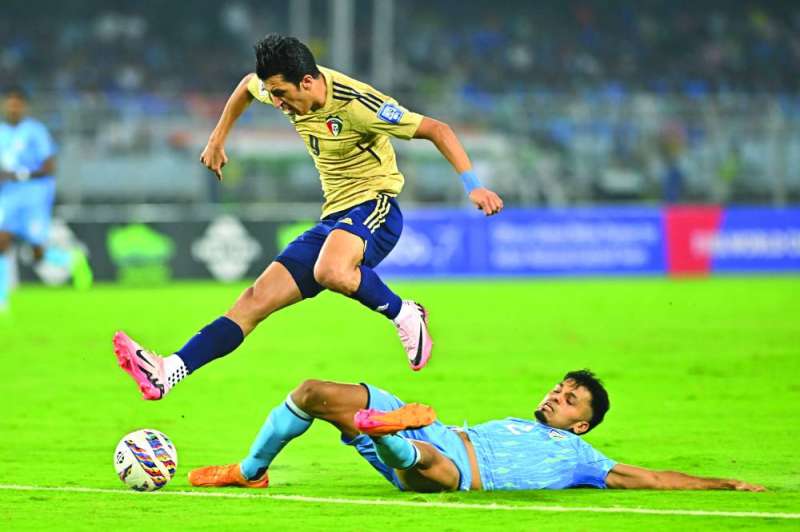 


محمد دحام يتجاوز المدافع الهندي 