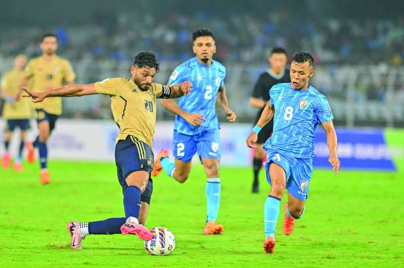 يوسف ناصر يحاول السيطرة على الكرة