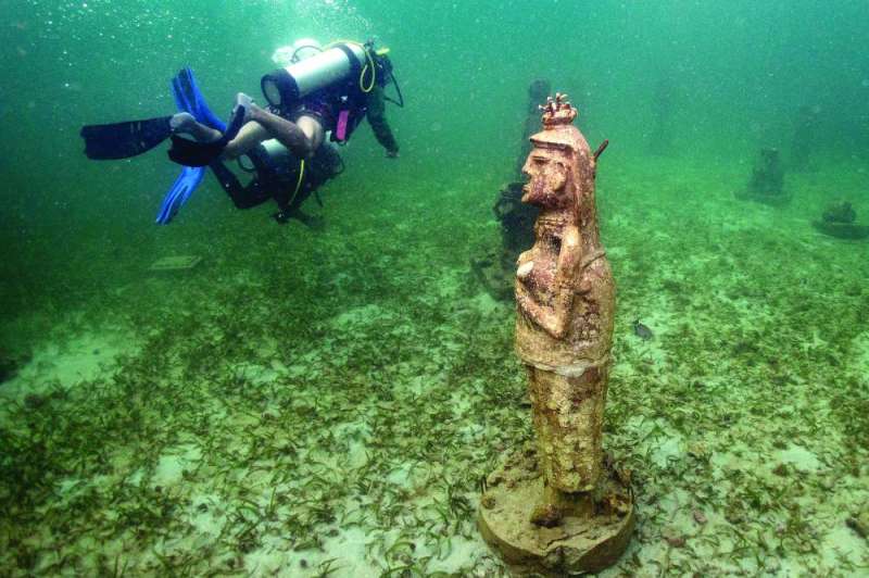 


غوص إلى جانب المنحوتات 