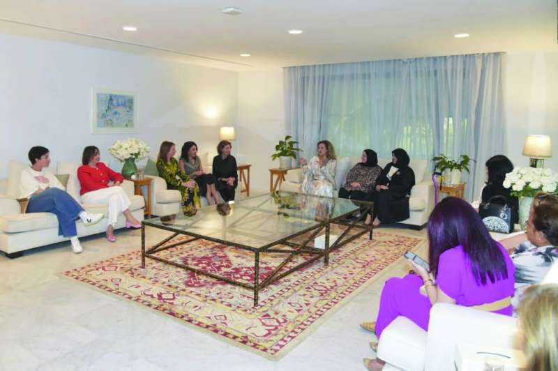 


السفيرة الفرنسية مع ضيفات ديوانيتها 