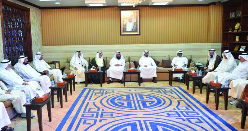 محافظ مبارك الكبير خلال لقائه المواطنين	(تصوير سعود سالم) 