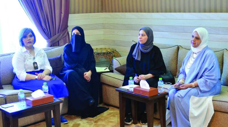 عدد من المواطنات في انتظار استقبال المحافظ