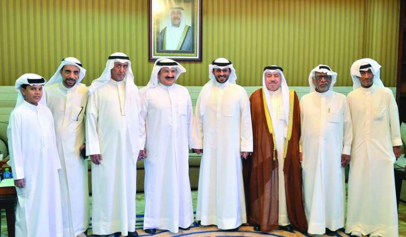 صباح بدر السالم متوسطا بعض المواطنين