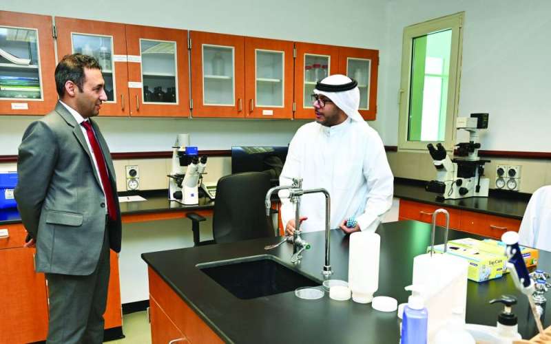 الزيدان يشرح للزميل أحمد زكريا آلية عمل المنظومة 	(تصوير أسعد عبدالله) 