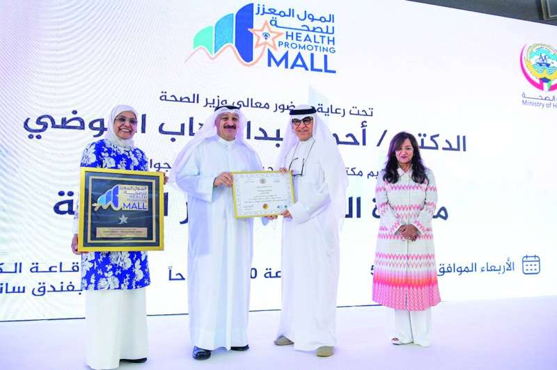 


العثمان متسلّماً «الاعتماد الذهبي» من الوزير العوضي 