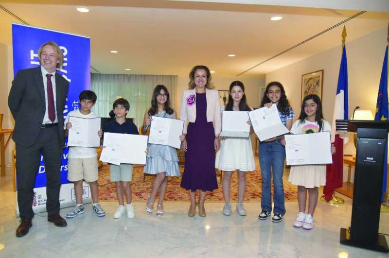 
السفيرة لوفليشر مع عدد من الأطفال خريجي دورة اللغة الفرنسية 